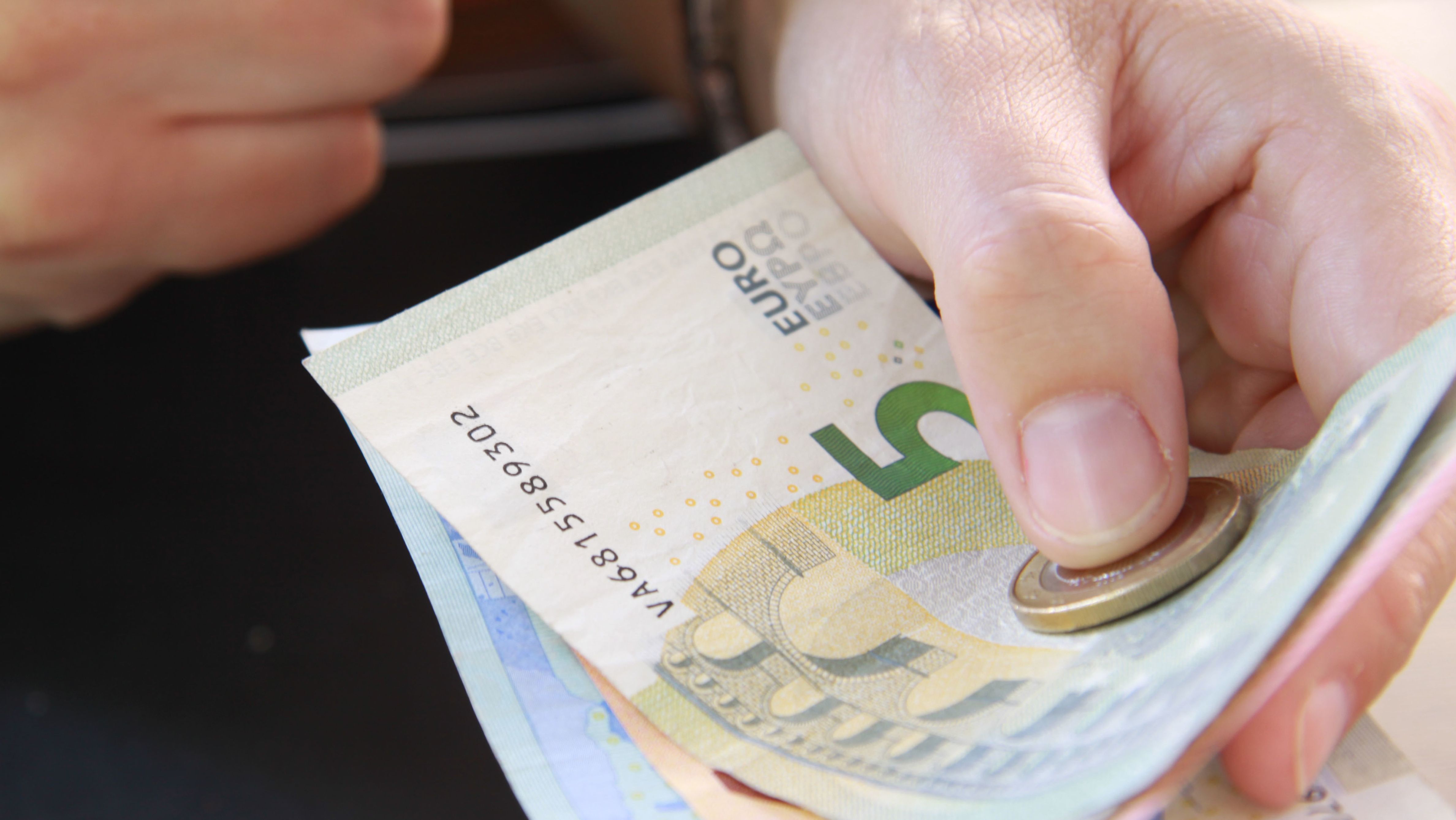Hand mit Geld (Foto: LHS)