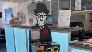 Charlie Chaplin-Aufstellfigur mit Brillensammelbox
